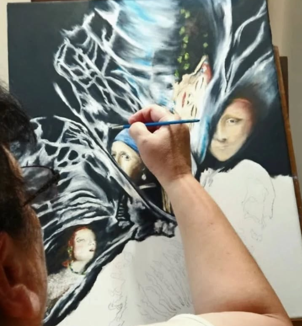 La artista de Luis Guillón trabajando en una de las obras que expondrá la próxima semana en 