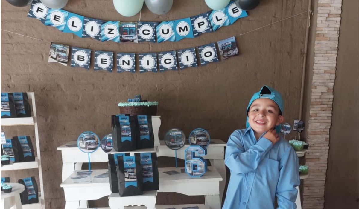 Un niño de Monte Grande celebró su cumpleaños con temática del colectivo 501 y se disfrazó de chofer