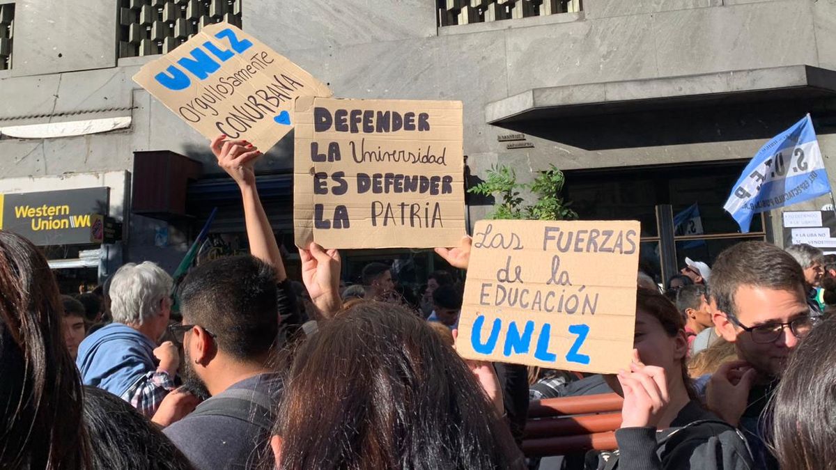 En la marcha universitaria, los estudiantes expresaron en carteles la pertenencia a sus universidades.