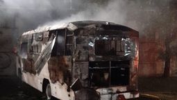 Un motorhome apareció incendiado en Lomas a causa de una discusión entre vecinos.