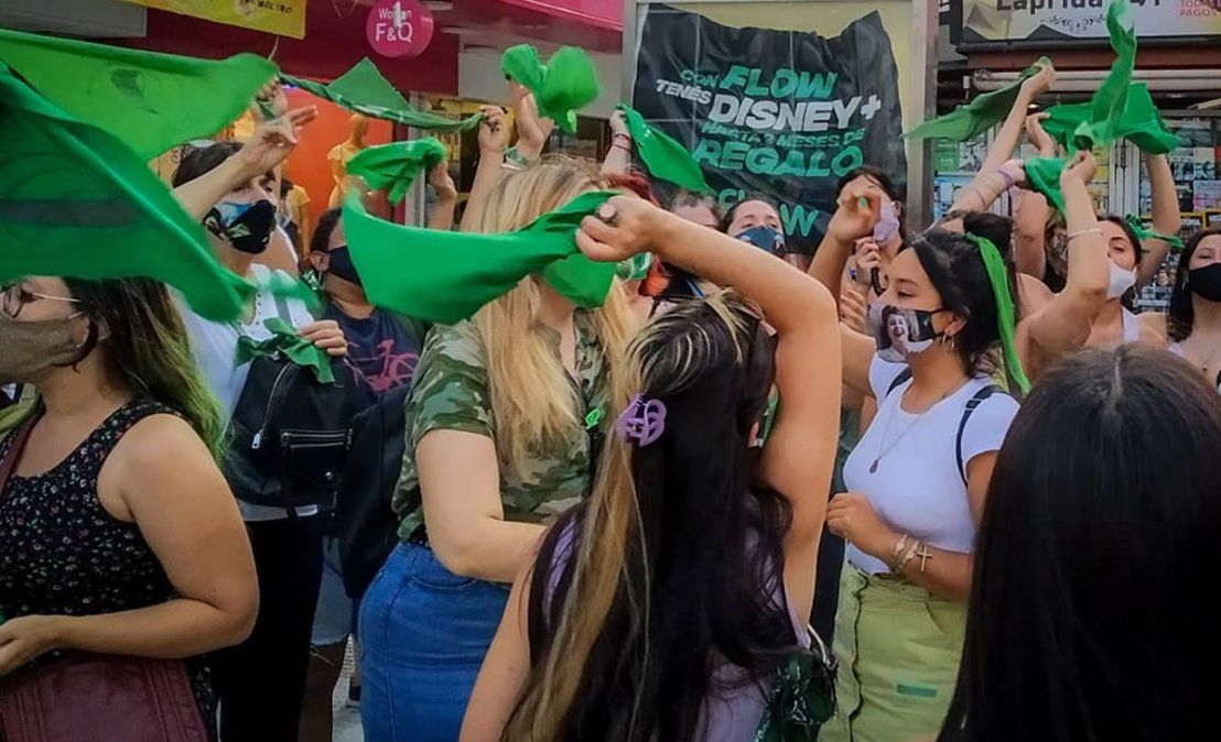 Mujeres pidiendo la legalizaci&oacute;n del aborto en Laprida y Espa&ntilde;a, Lomas de Zamora.