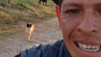 Es de San Vicente el peón rural que perdió su trabajo y se volvió viral por llorar por un perro