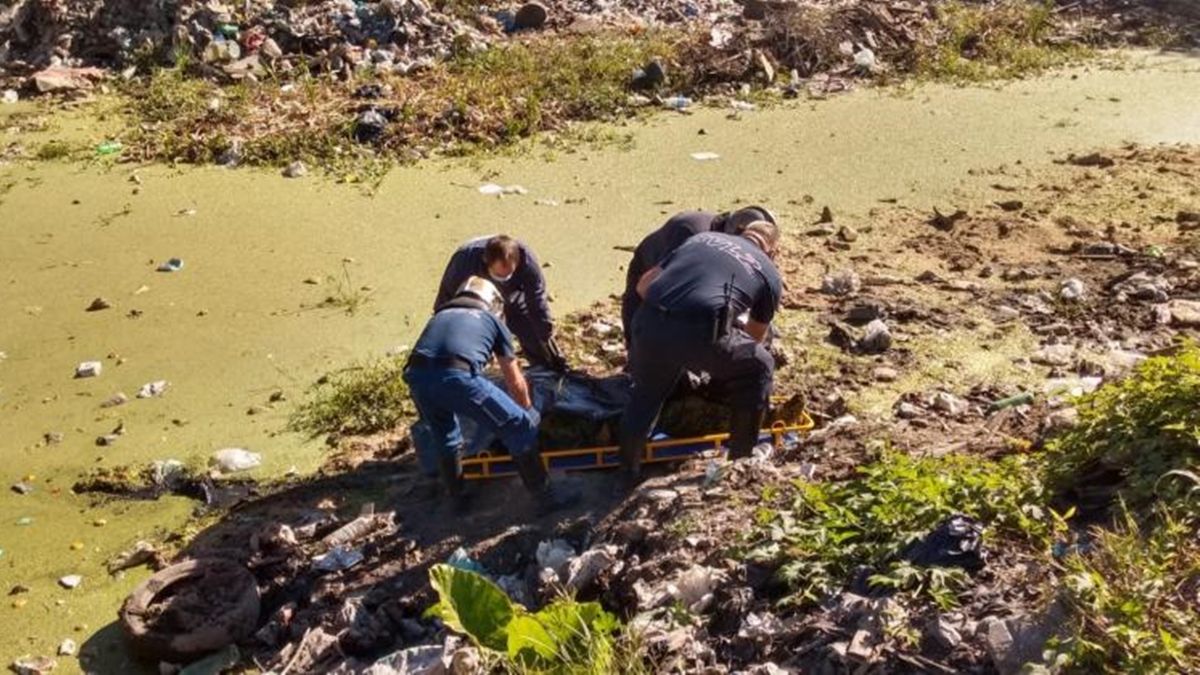Bomberos de Lomas de Zamora retiran el cuerpo del Arroyo del Rey.