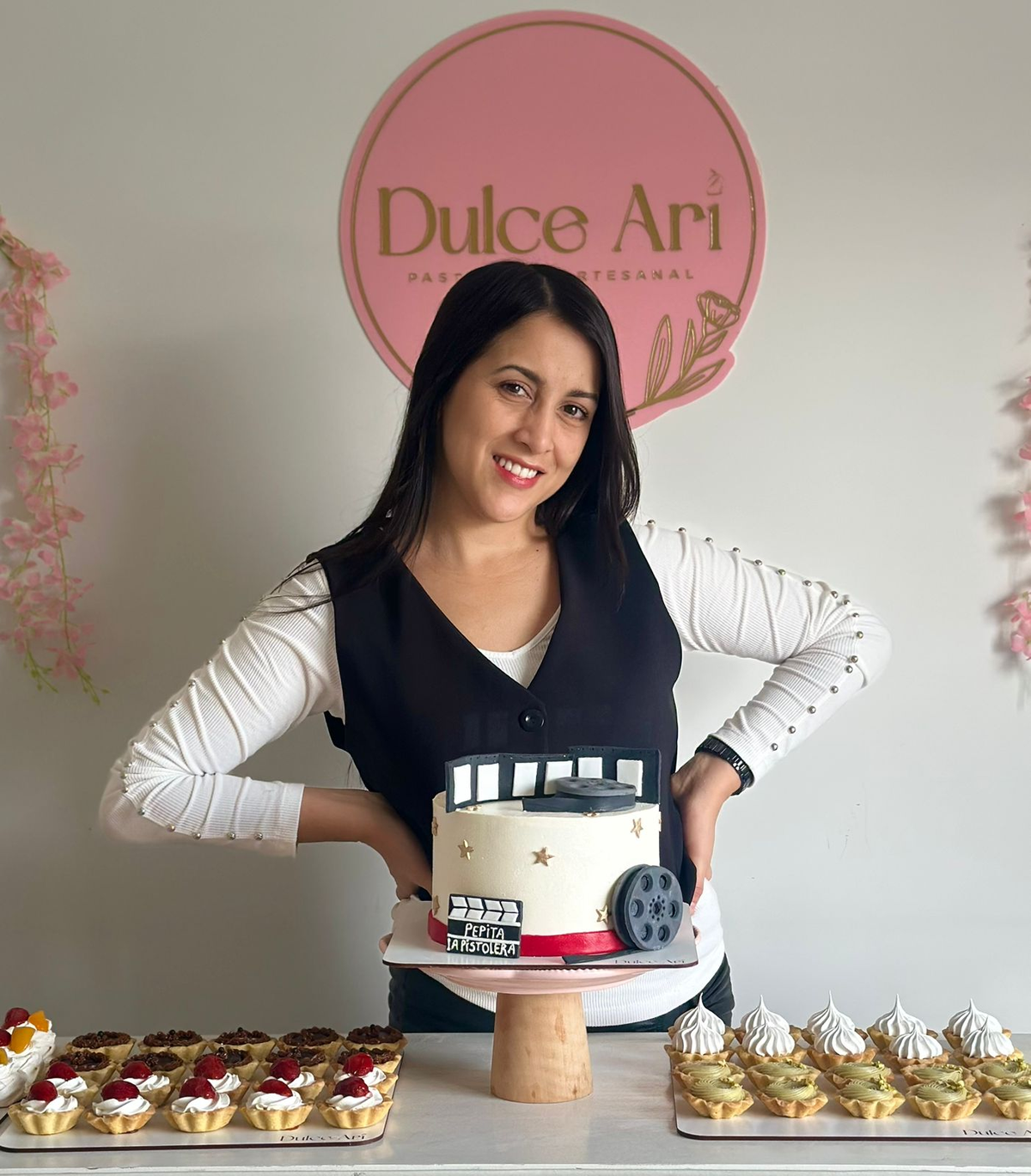 La vecina junto a la torta que preparó para la famosa.