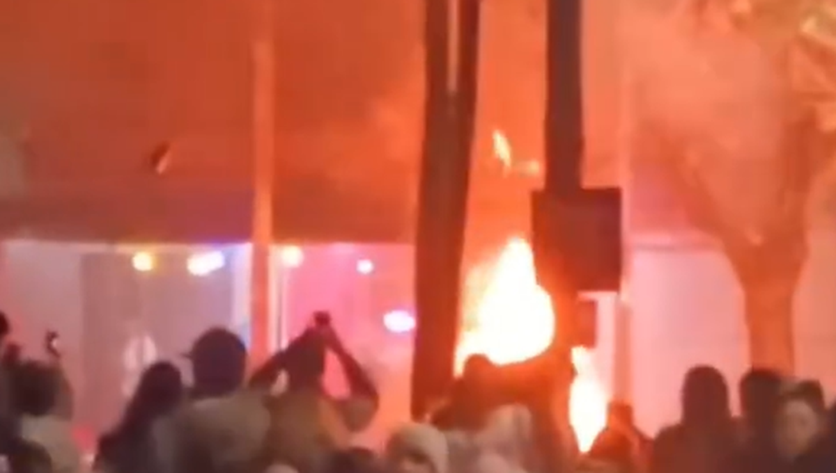 La moto se incendió frente al tanque de Santa Marta, mientras decenas de vecinos festejaban el triunfo de la Selección Argentina. La moto se incendió frente al tanque de Santa Marta, mientras decenas de vecinos festejaban el triunfo de la Selección Argentina.
