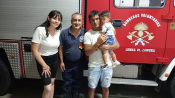 Los bomberos de Lomas recibieron la visita del bebé al que le salvaron la vida