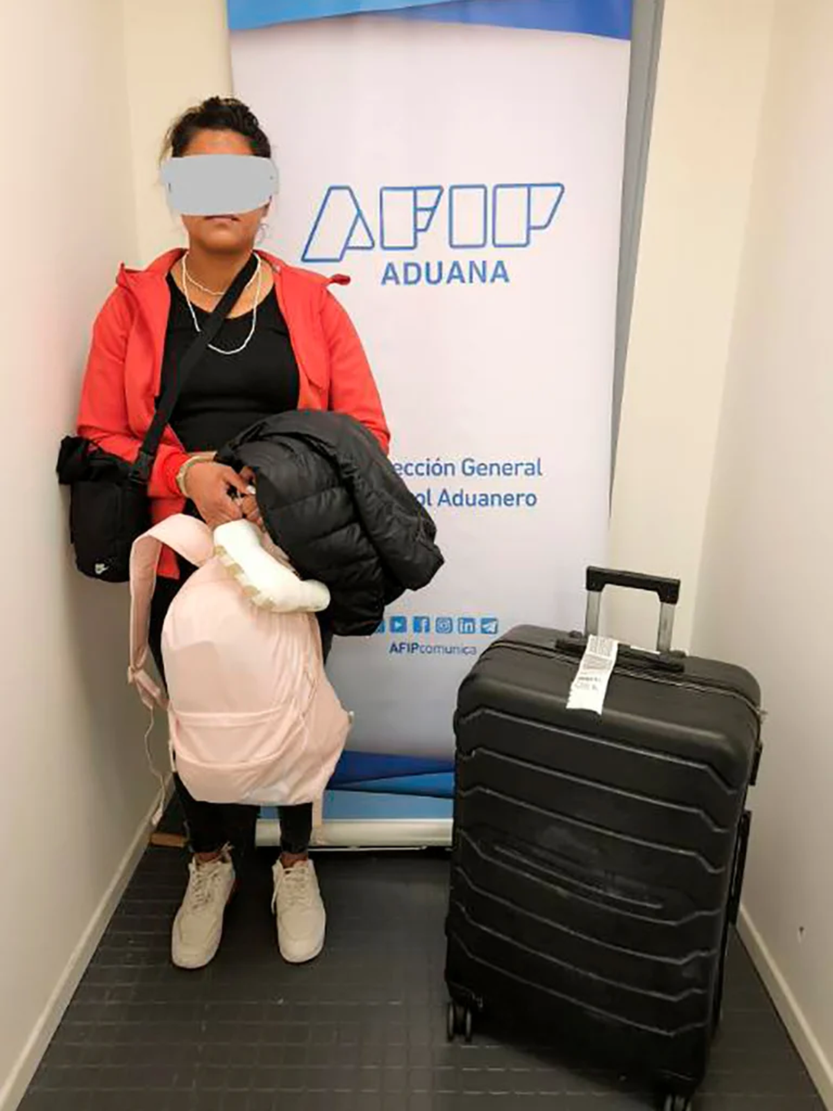 Aeropuerto de Ezeiza: detienen a una mula que intentaba llevar cocaína líquida a Europa