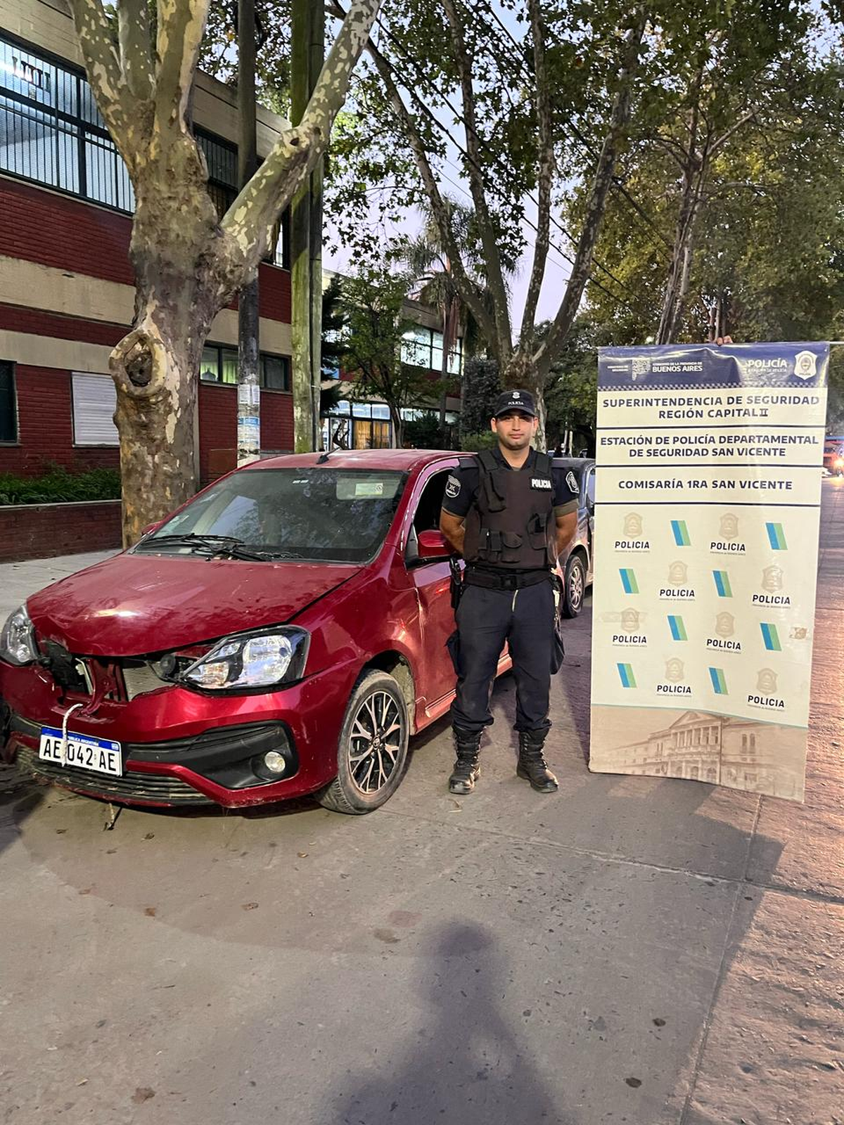 En uno de los allanamientos, los efectivos policiales encontraron un auto con pedido de secuestro activo por 