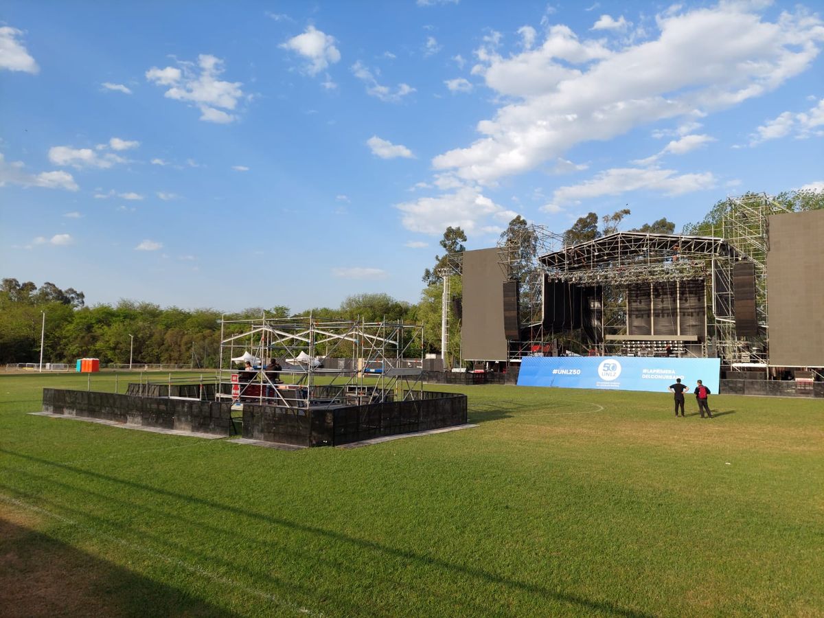 El escenario de la Universidad de Lomas listo para el Festival Musical.