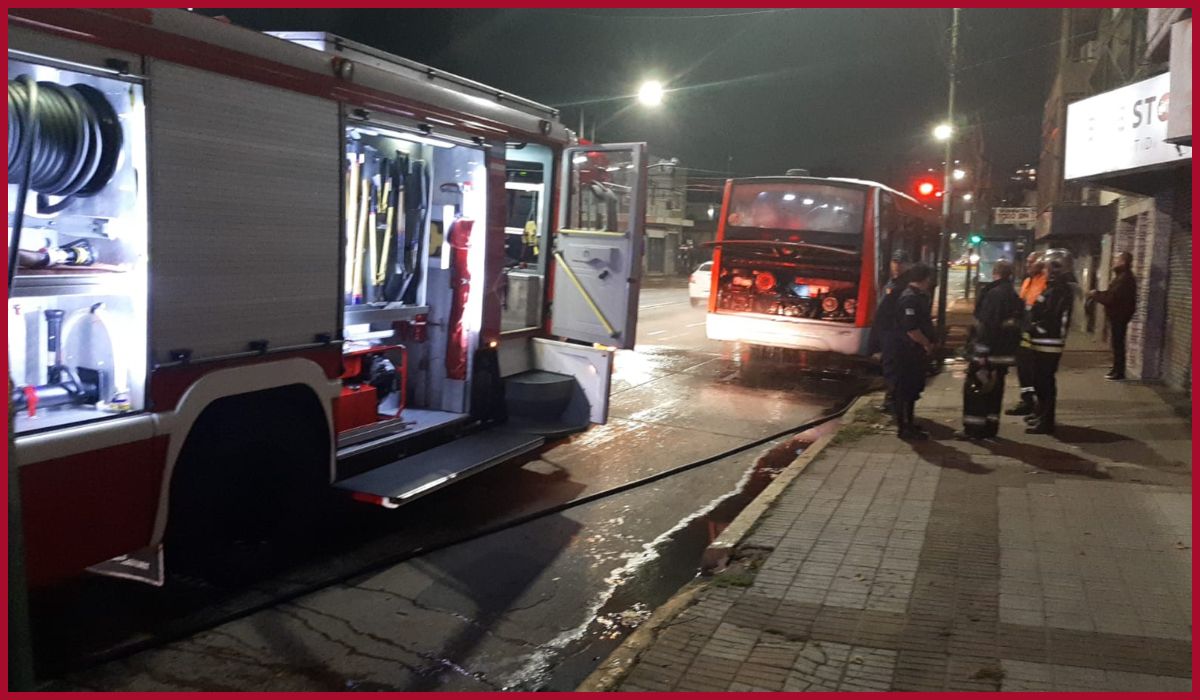 Incendio en un colectivo en Banfield: evacuaron a los pasajeros.