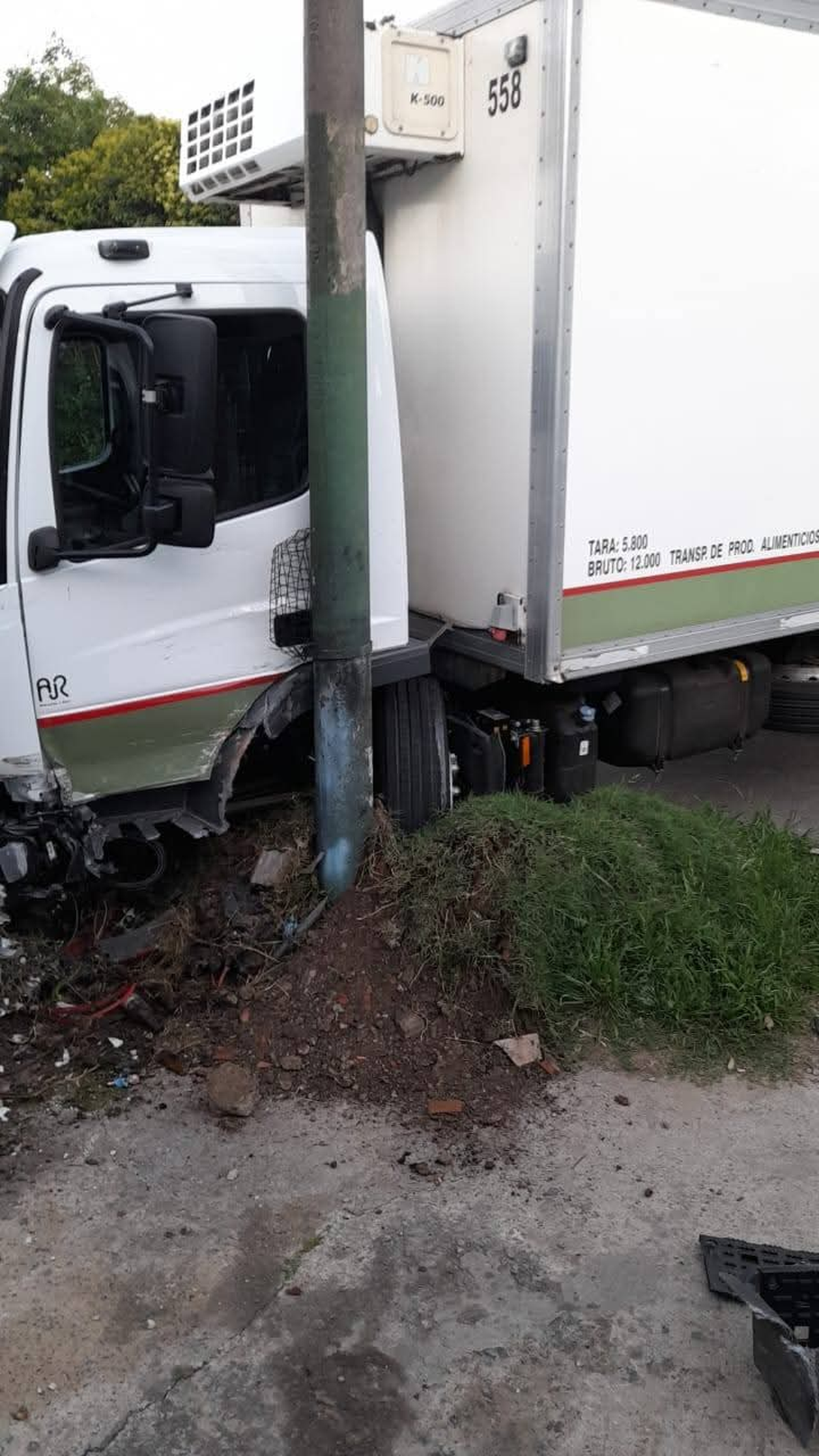 De esta manera quedó el camión de La Serenísima en Almirante Brown.