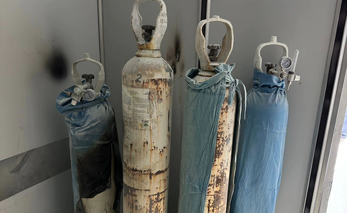 El incendio se originó en el depósito de tanques de oxígeno del sanatorio de Adrogué.