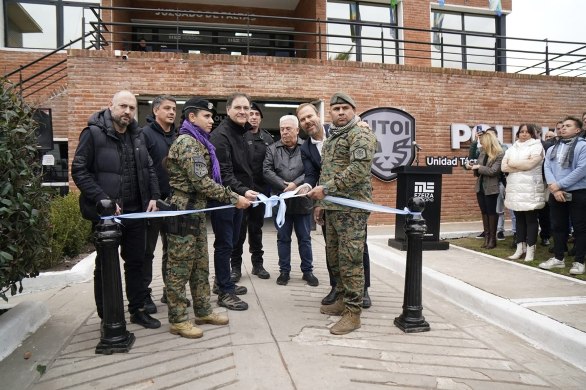 El intendente de Ezeiza, Gastón Granados, en la inauguración de la UTOI junto al ministro de Seguridad de Provincia, Javier Alonso.
