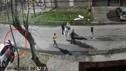 vandalismo en lanus: rompieron el auto de un vecino y quedaron filmados