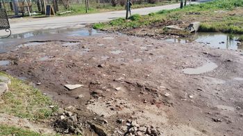 Canning: quejas por el desborde de una cloaca a una cuadra de Toscas Shopping