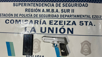 Ezeiza: investigan a un menor por exhibir un arma en clase y allanan su casa