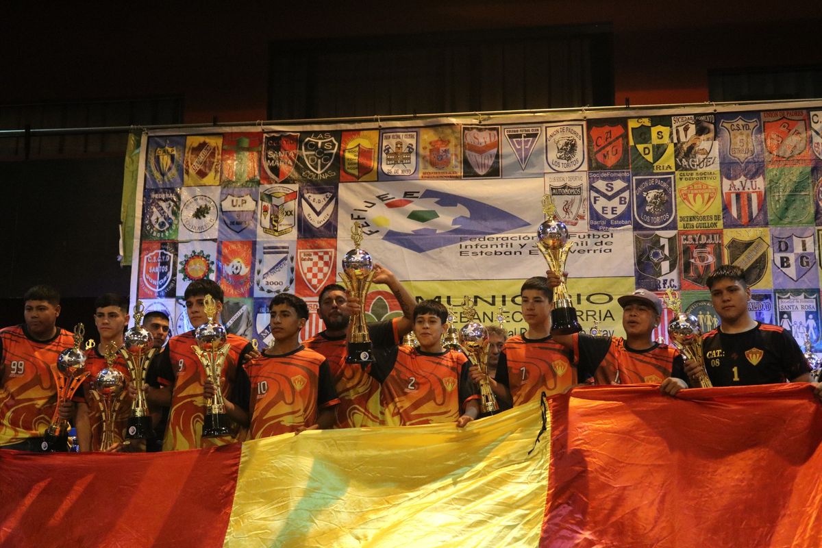 Los jóvenes que juegan la liga de FeFIJEE recibieron las copas por haber salido campeones durante el año.