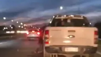 Un conductor esquivó un control de alcoholemia y arrastró a un policía que quiso detenerlo