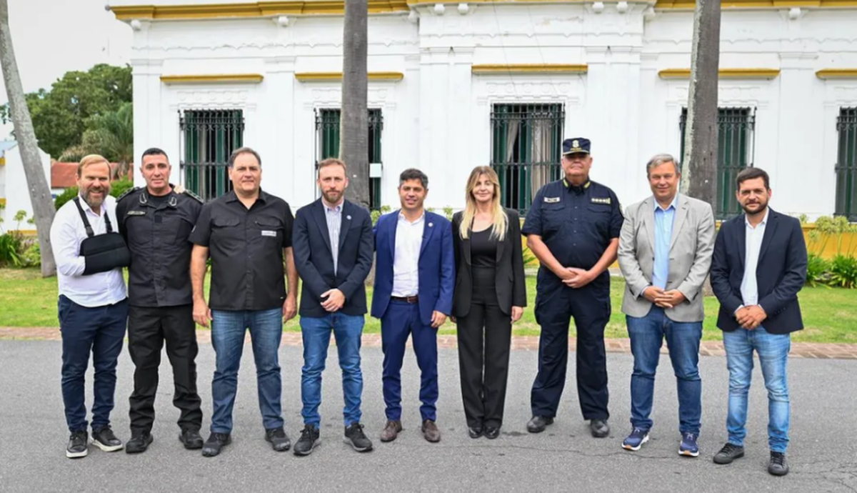 Autoridades provinciales y municipales durante la presentación del programa “Entramados” en la Escuela Juan Vucetich.