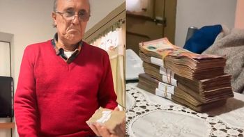 Mostró la cantidad de billetes que cobra por la jubilación y se hizo viral