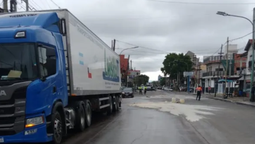 derrame de combustible en temperley tras un choque entre un camion y un auto