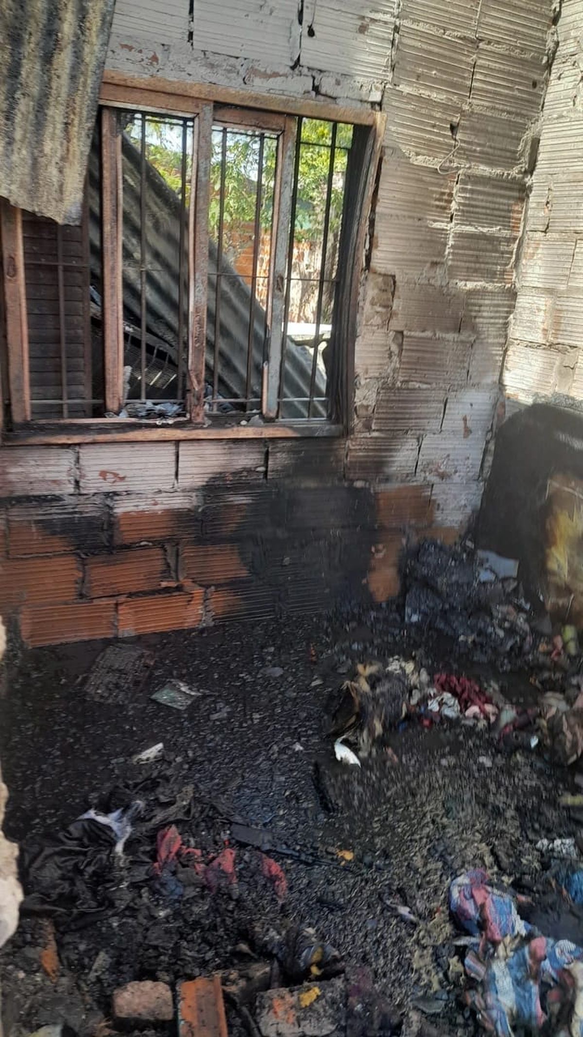 Las llamas consumieron la vivienda ubicada en Estrecho San Carlos e Insúa de Monte Grande