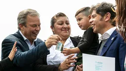 Almirante Brown: Kicillof y Cascallares entregaron viviendas en el municipio