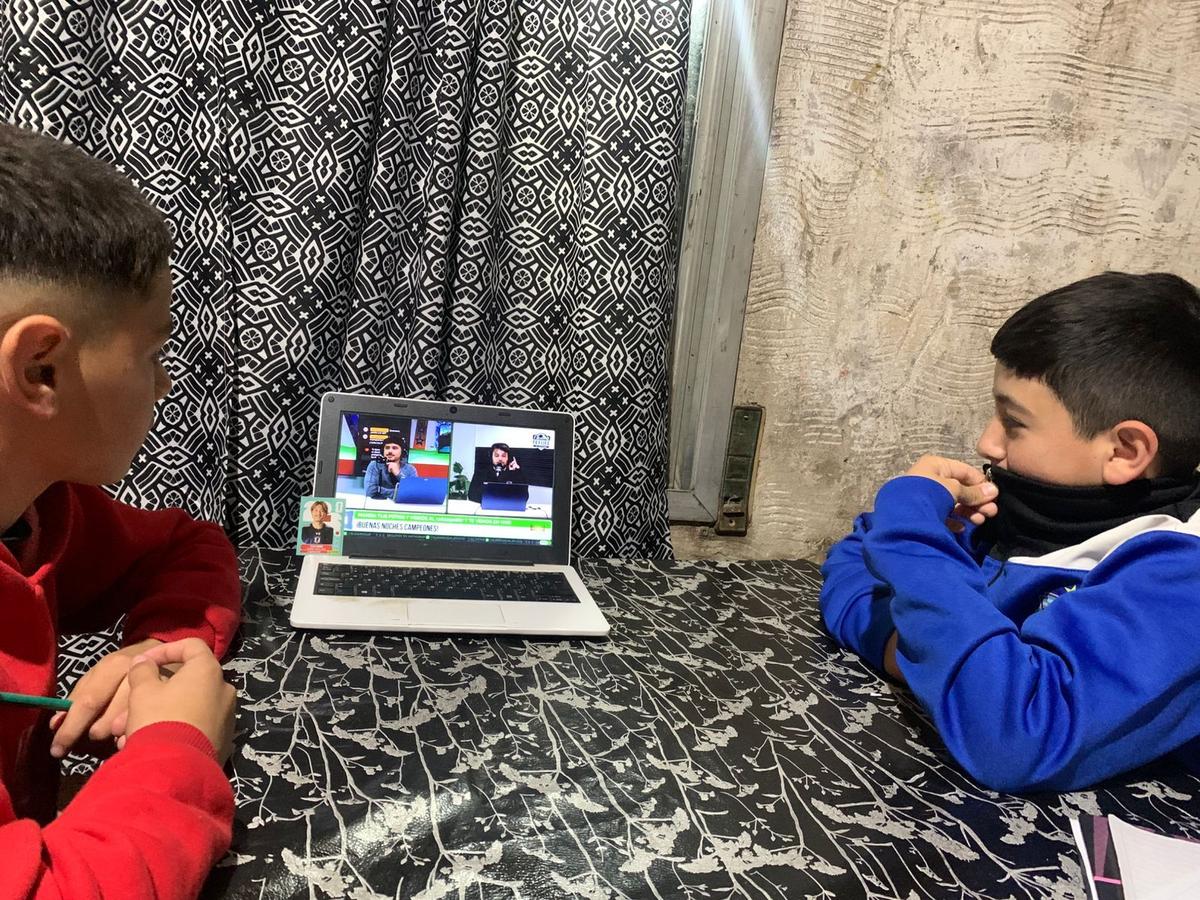 Ciro, categoría 2015 de Los Coflas, atento al stream junto a Santino. Ciro, categoría 2015 de Los Coflas, atento al stream junto a Santino.
