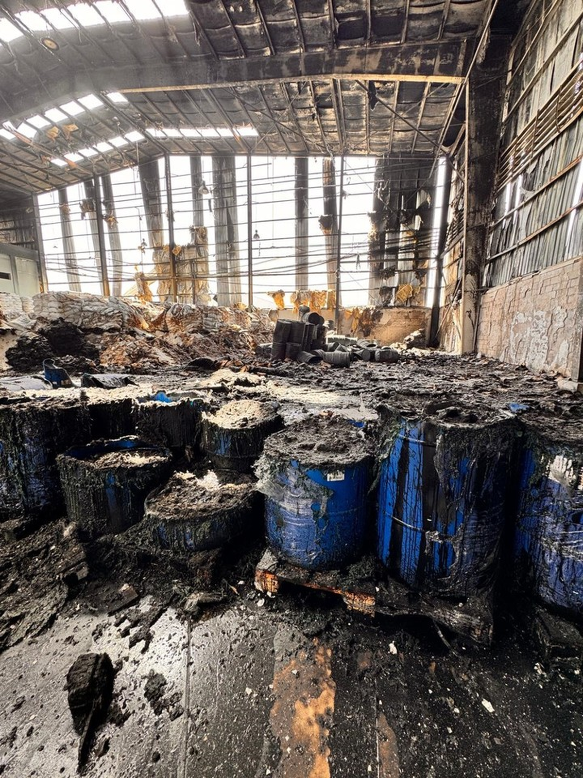 El galpón de El Bahiense quedó destruido tras la explosión y el incendio en Ezeiza. 