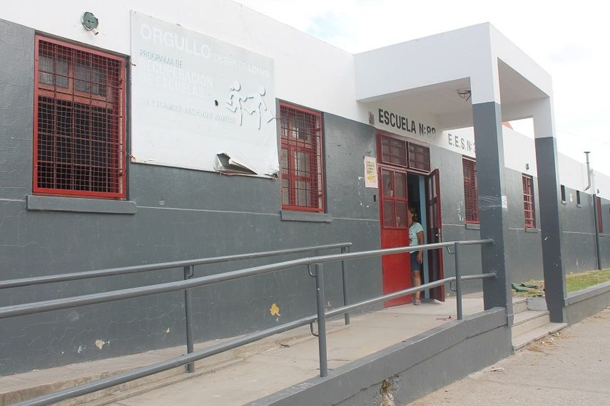 Delincuentes entraron a robar en una escuela de Lomas