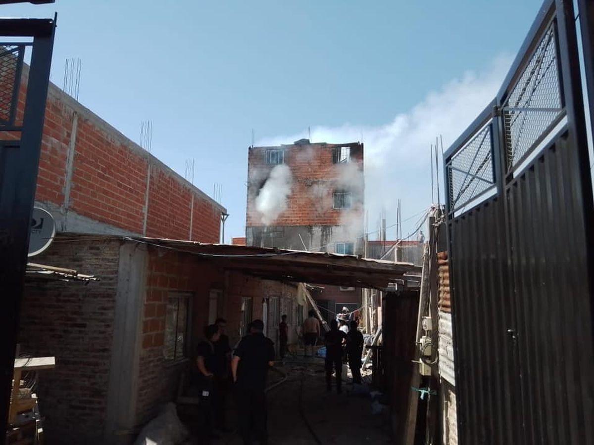 Feroz incendio en un depósito de Ingeniero Budge.