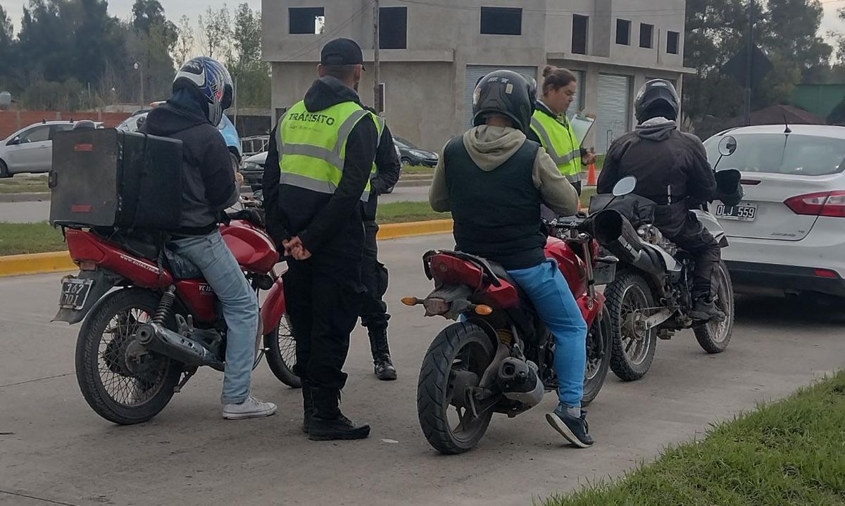 En el operativo desarrollado en San Vicente también se controló la utilización de cascos en las motos.