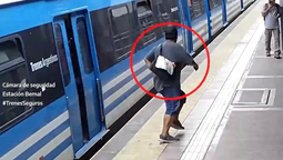 video: los pasajeros del tren atraparon a un ladron que intento robar un celular