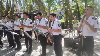 Orquesta policial en Monte Grande: actividad de las comisarías de la mujer en Plaza Mitre