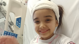 Natasha tiene 8 años, es de 9 de Abril y atraviesa un tratamiento por un meduloblastoma en el Hospital Garrahan.