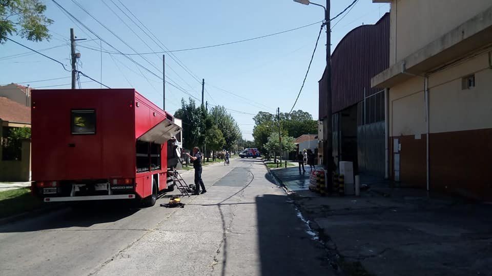 Bomberos de Lomas de Zamora controlaron una fuga de amoníaco en un frigorífico.
