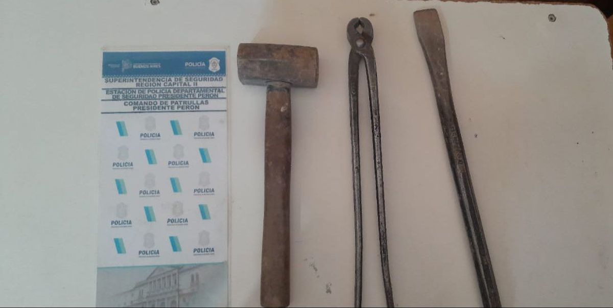 Un martillo, una tenaza y un cortafierro entre los elementos que le incautaron a los detenidos.