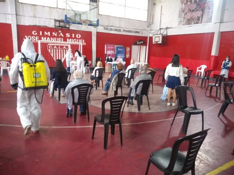 Operativo de vacunación contra el coronavirus en el Club Atlético Los Andes.