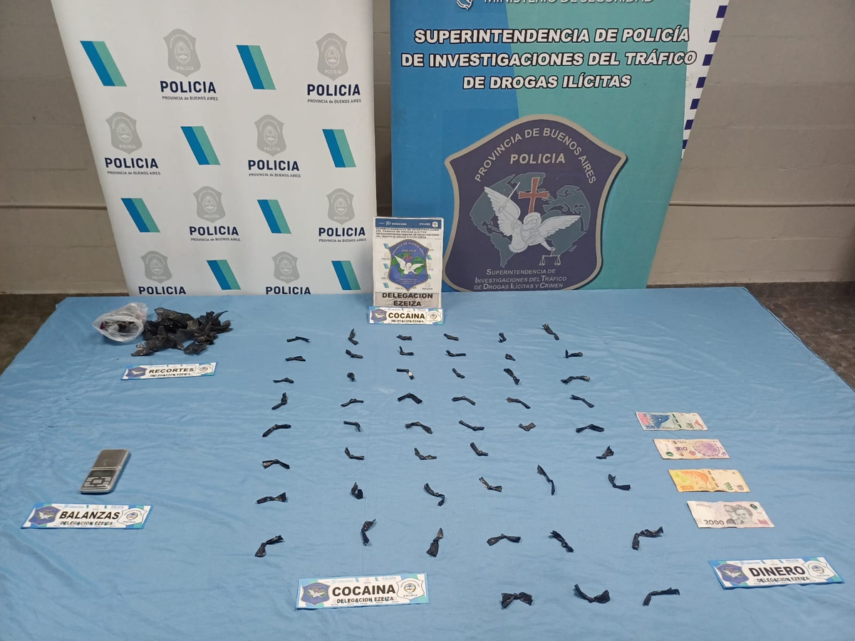 Se secuestraron 50 envoltorios con coca&iacute;na, una balanza y dinero en efectivo.