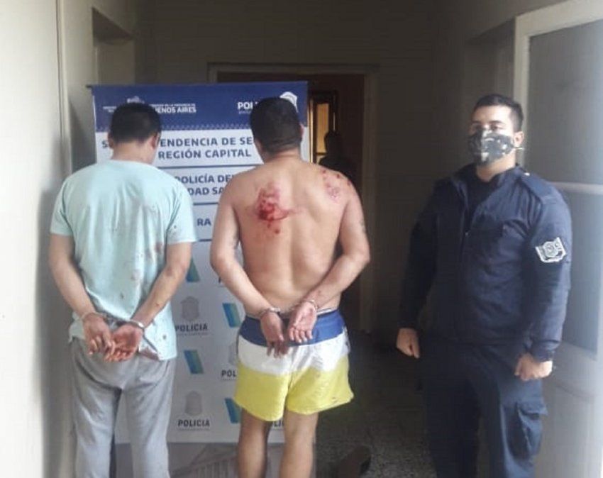 Violento enfrentamiento entre un grupo de jóvenes y la policía en San Vicente.