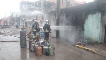Incendio en un almacén de Ingeniero Budge: una persona resultó quemada