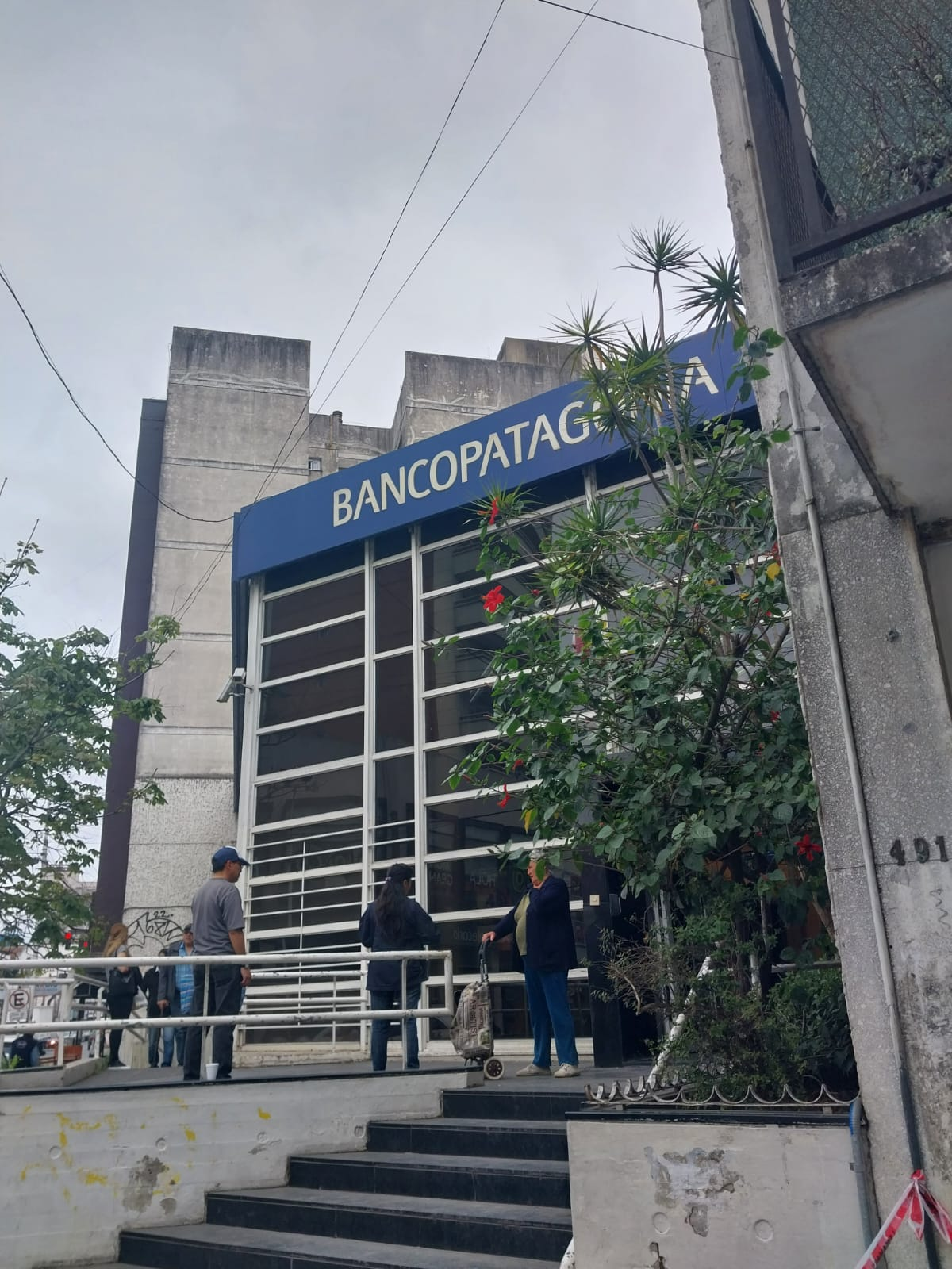 El hombre falleció frente al Banco Patagonia, ubicado en Monte Grande.