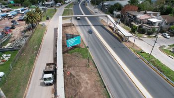 Almirante Brown: Instalan un puente peatonal sobre la Ruta 4 en Burzaco