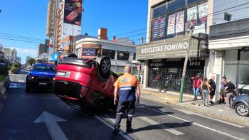 Choque y vuelco en Lomas de Zamora: dos personas heridas