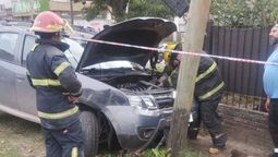 almirante brown: fuerte choque de un auto contra un poste de luz en burzaco