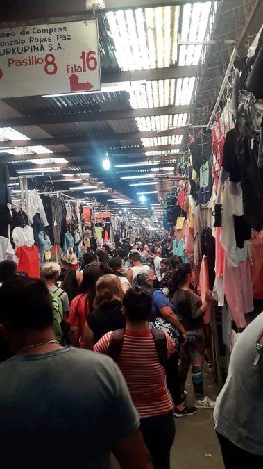 Gente amontonada realizando compras en La Salada. Axel Kicillof le manifest&oacute; su preocupaci&oacute;n a Mart&iacute;n Insaurralde.