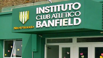 Banfield: 80 docentes afectados por sueldos impagos en el colegio del club