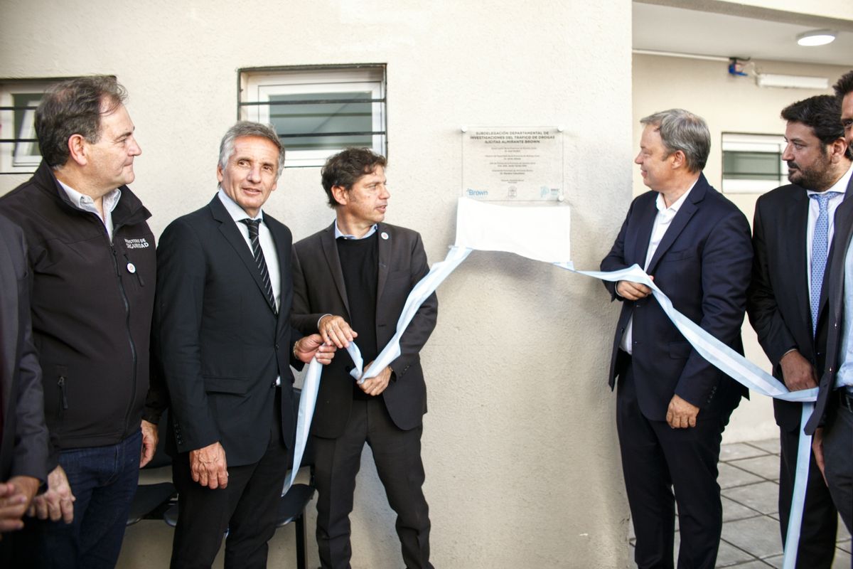 Axel Kicillof y Mariano Cascallares en la entrega de equipamiento.