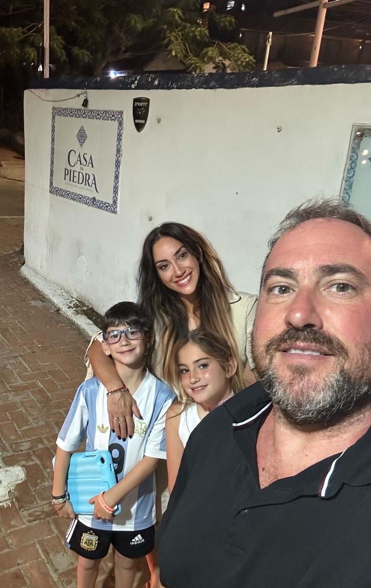 Luca junto a sus padres y su hermana melliza.