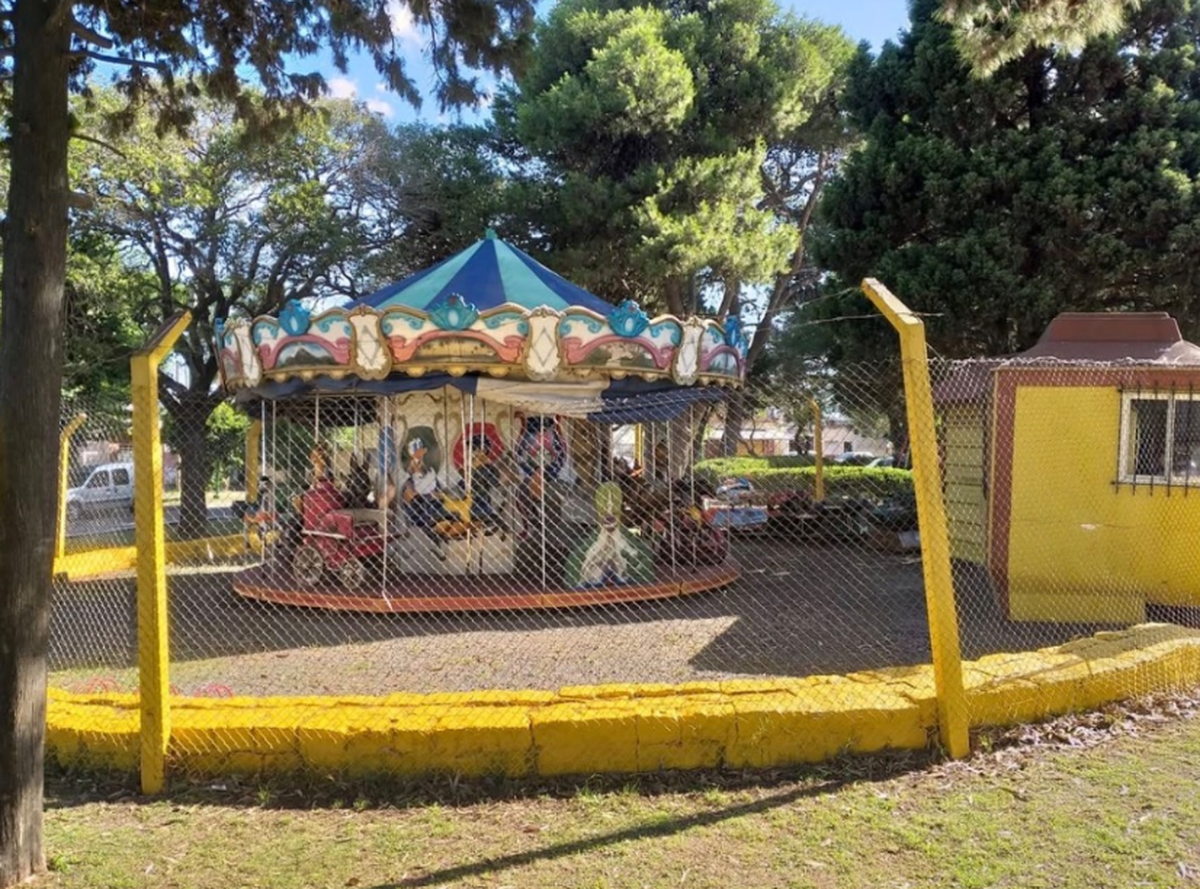 Después de casi cuatro años cerrada, la calesita de la plaza Carlos Pellegrini volverá a funcionar este sábado 9 de agosto. Después de casi cuatro años cerrada, la calesita de la plaza Carlos Pellegrini volverá a funcionar este sábado 9 de agosto.